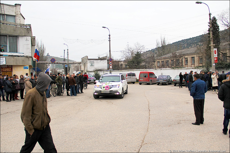 Жители Балаклавы выступили живым щитом между российскими и украинскими военными ...