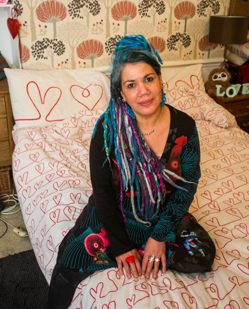 В Британии одинокая женщина выходит замуж за одеяло