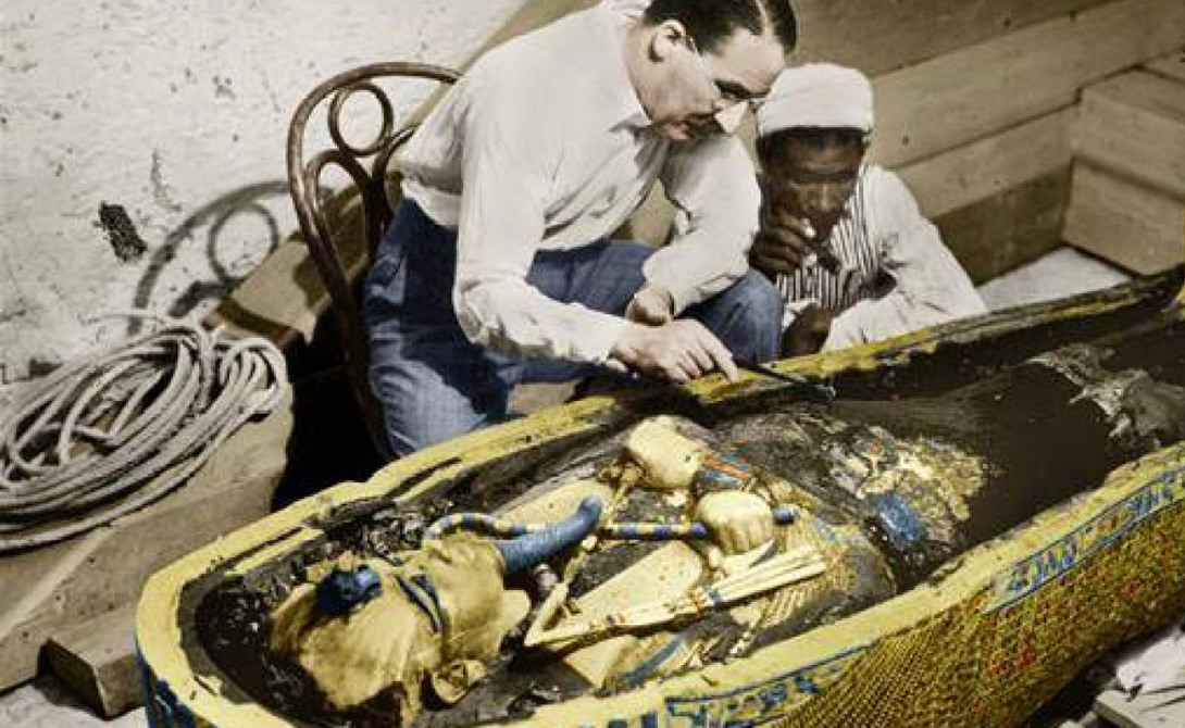 Находка
В 1925 году британский археолог Говард Картер обнаружил два кинжала, скрытые под погребальными одеяниями фараона. Находку долгое времен не признавали в мировом ученом сообществе, поскольку подобные изделия просто не встречались в древнем Египте. Фараона Тутанхамона мумифицировали более 3 300 лет назад, а технология, позволяющая получить аналогичные материалы была разработана лишь в средние века.