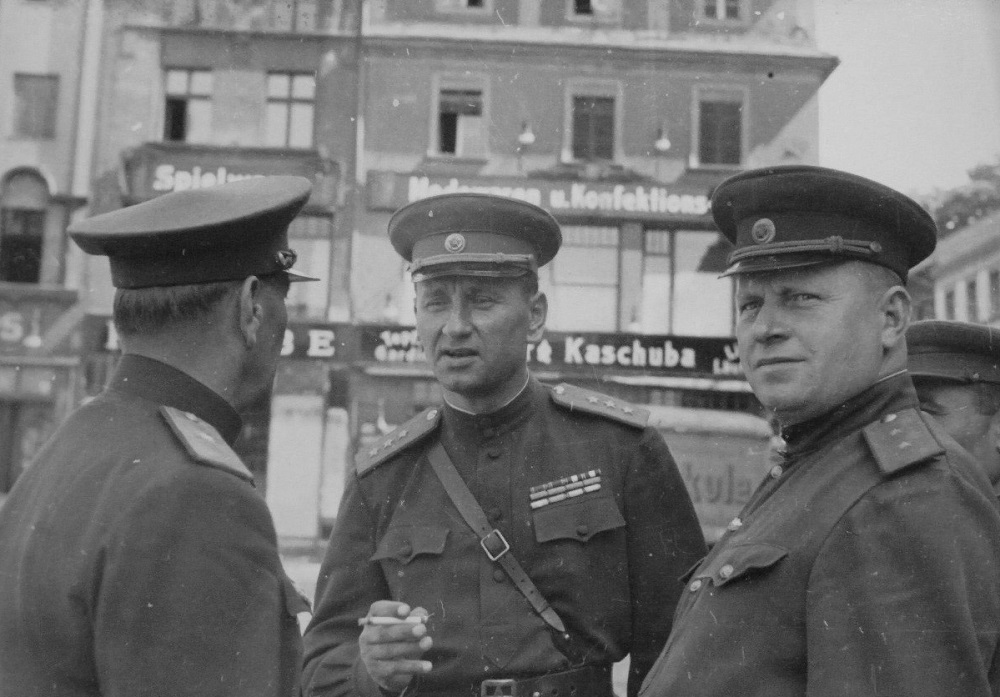 Генерал-полковник А.А. Гречко с офицерами на улице немецкого городка Франкенштайн. Генерал-полковник А.А. Гречко с офицерами на улице немецкого городка Франкенштайн.