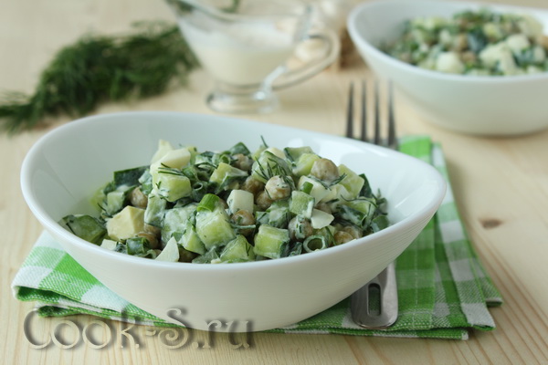 Салат с горошком, огурцами и яйцом