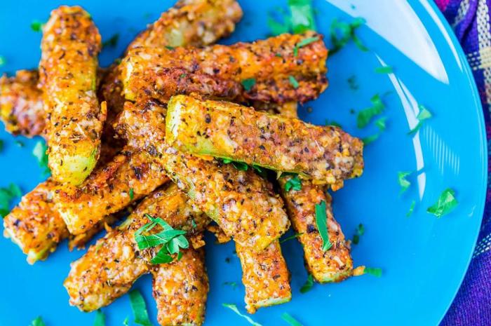 Отличная закуска. \ Фото: stopkilo.net. 7 простых, но вкусных блюд из кабачков, которые станут прекрасной альтернативой картошке