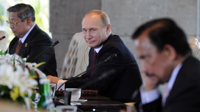 Россияне оценили Путина в его день рождения Россияне оценили Путина в его день рождения