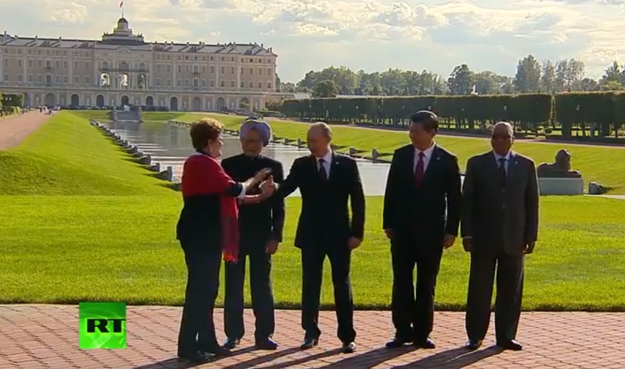 Путин переворачивает доску, фигуры Обамы падают