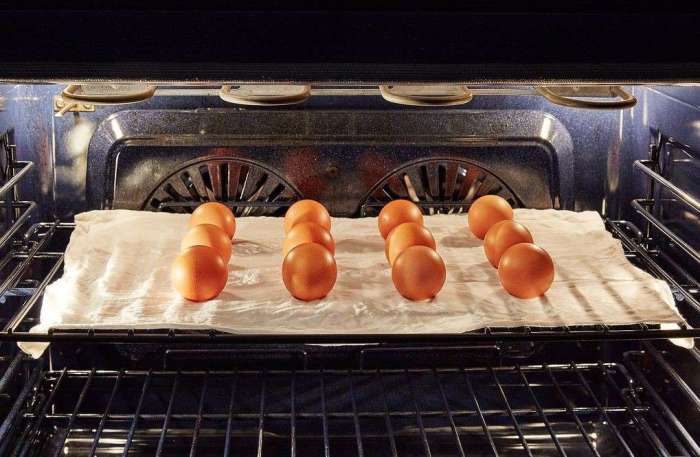 Варим яйца в духовке.  Фото: cleangotemizlik.com.