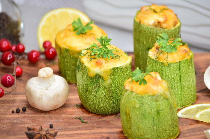 Фаршированные кабачки. \ Фото: pipsik.club. 7 простых, но вкусных блюд из кабачков, которые станут прекрасной альтернативой картошке