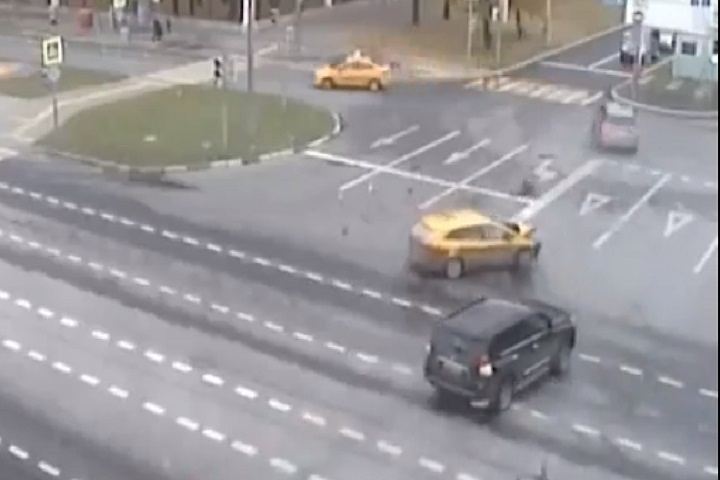 Такси «Шоколад» с пассажирами попало в аварию на западе Москвы