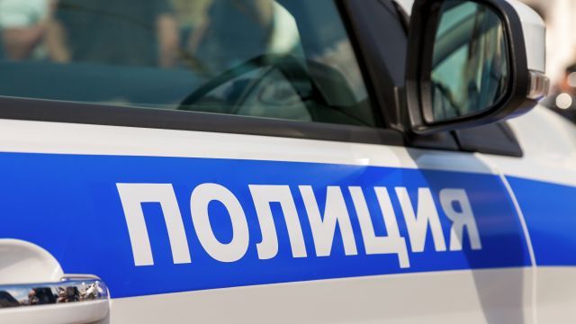 Очевидцы сообщили об обнаружении тела человека в иномарке в Москве