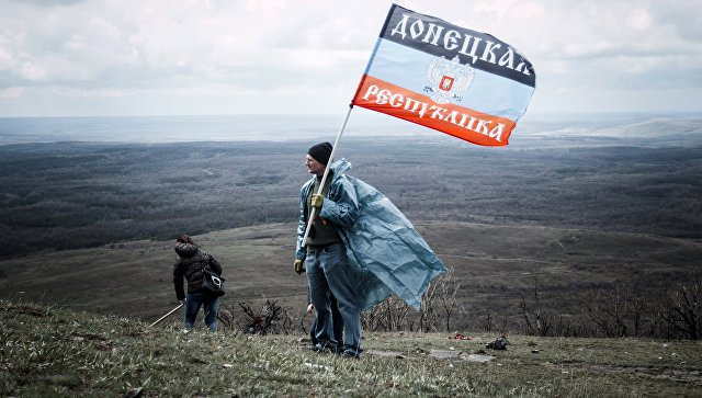 Житель ДНР с флагом. Архивное фото Житель ДНР с флагом. Архивное фото