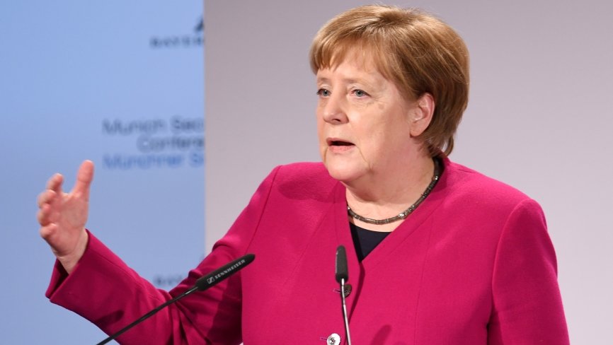 «Мы не можем разорвать контакт с РФ»: Меркель ответила украинцу на конференции по безопасности