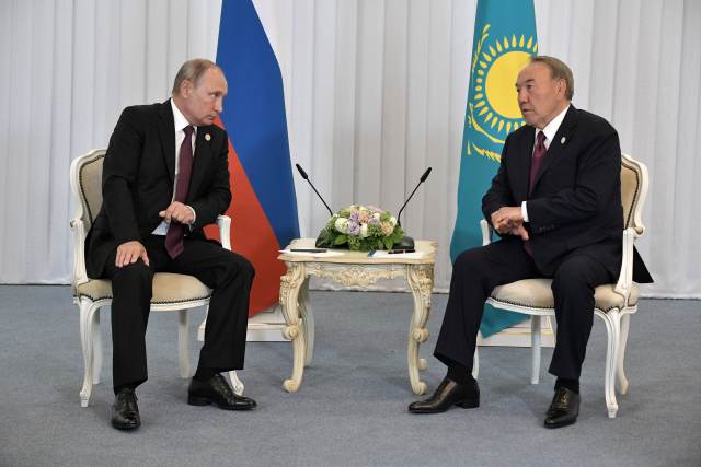В пресс-службе Назарбаева раскрыли детали телефонного разговора с Путиным