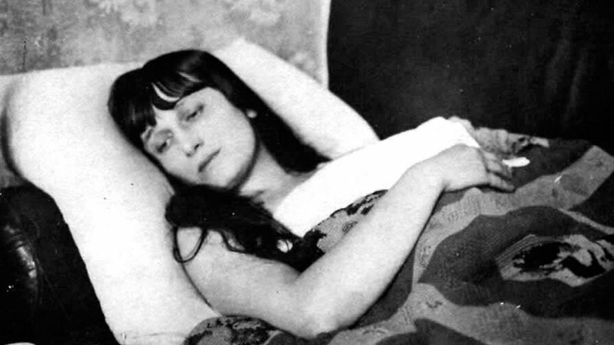Анна Ахматова во время болезни, 1924 Почему Анна Ахматова столько времени проводила в постели?