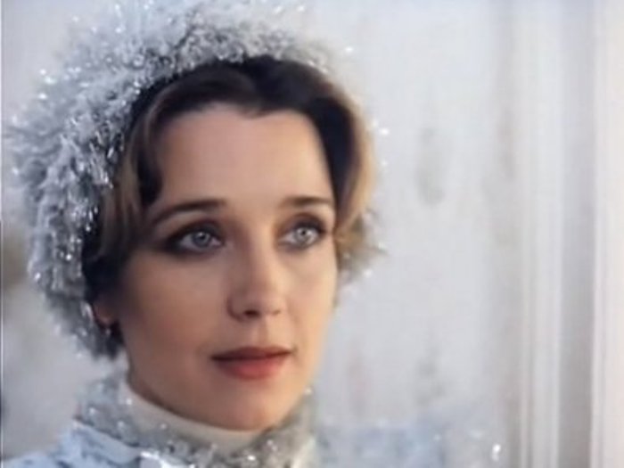Ирина Алферова в фильме *Снегурочку вызывали?*, 1985 | Фото: yaom.ru Ирина Алферова в фильме *Снегурочку вызывали?*, 1985 | Фото: yaom.ru