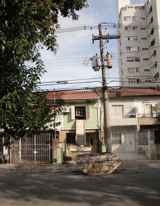 Стать владельцем полуразрушенного родового гнезда в крупном городе не так страшно, как кажется на первый взгляд (Piraja House, Сан-Паулу). | Фото: homedesignlover.com.