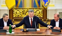 На фото заместители председателя запрещенного в России "Меджлиса крымско-татарского народа" Ахтем Чийгоз (слева), Ильми Умеров (справа) и президент Украины Петр Порошенко (в центре) во время встречи