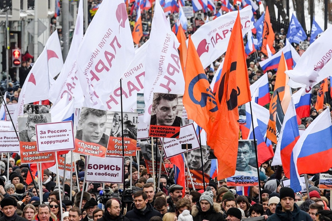 Танцы на костях: как прошли марши памяти Немцова в Москве и Питере Новости России и мира сегодня Танцы на костях: как прошли марши памяти Немцова в Москве и Питере Новости России и мира сегодня