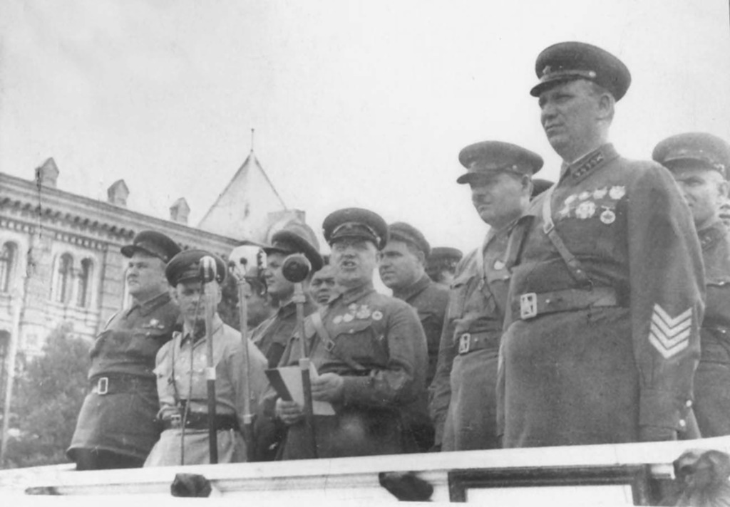 1 18-6 Генерал армии Г.К. Жуков выступает на военном параде в Кишиневе.jpeg 1 18-6 Генерал армии Г.К. Жуков выступает на военном параде в Кишиневе.jpeg