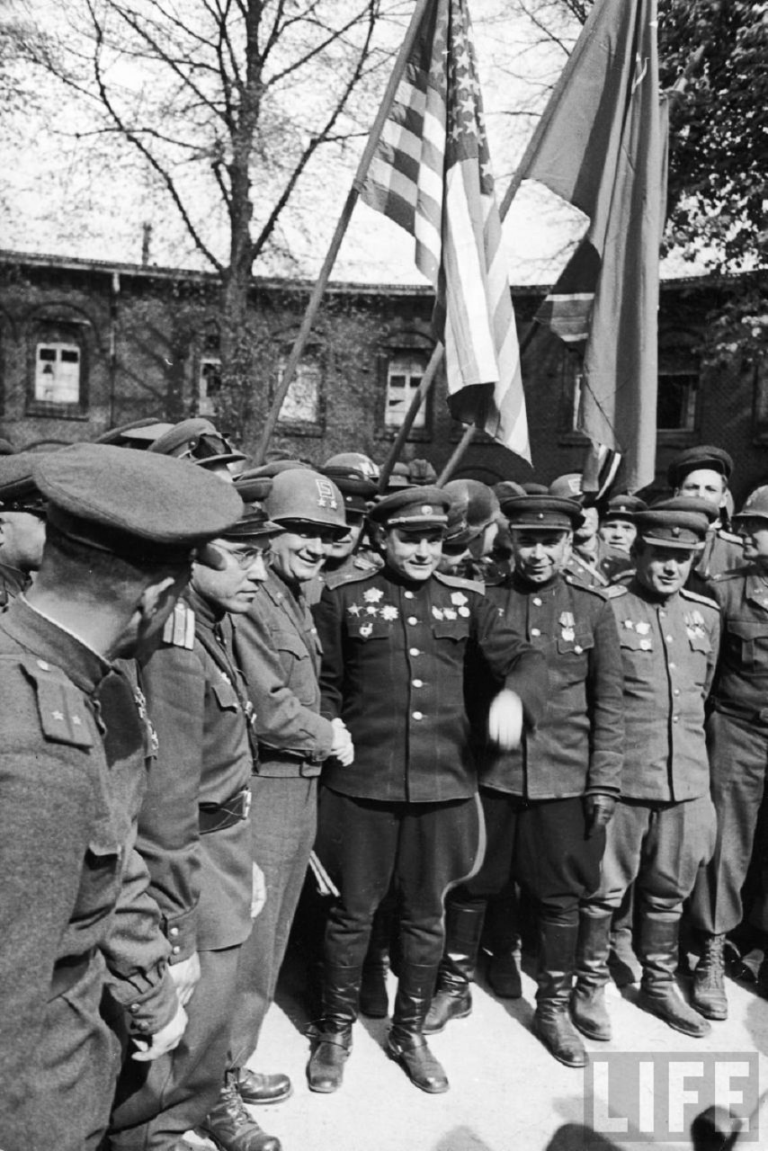 Встреча на Эльбе, советский генерал-майор В.В. Русаков и командир американской армии Эмиль Райнхард.jpg Встреча на Эльбе, советский генерал-майор В.В. Русаков и командир американской армии Эмиль Райнхард.jpg
