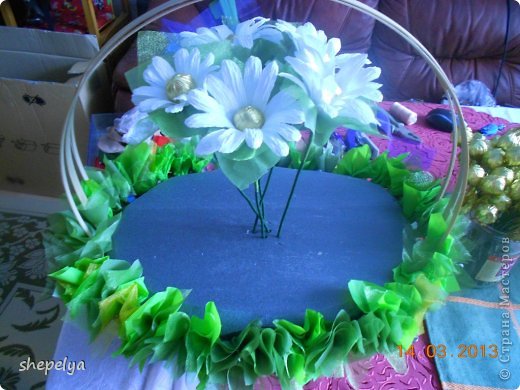 Цветочные корзины из конфет васильки