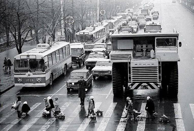 Дети и БелАЗ, Минск, 1980 г. Источник: dlyakota.ru
