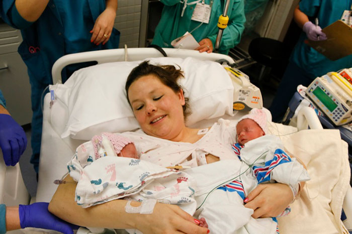 identical-twins-born-holding-hands-jenna-jillian-sarah-thistlethwaite-12