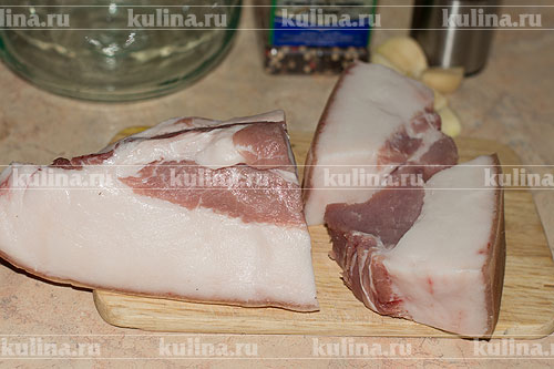 Сало в банке Большой кусок сала помыть, обсушить. От этого куска отрезаем прямоугольные куски длиной 5 см.