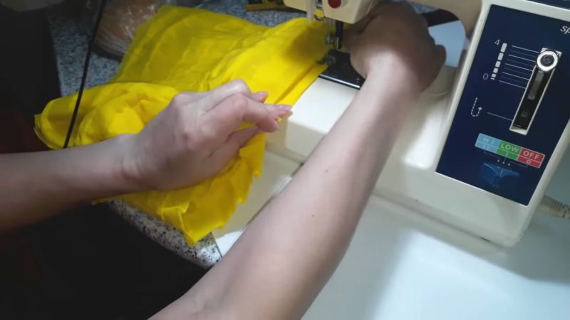 Что, если соединить большую пластиковую бутылку и ненужную одежду? Что, если соединить большую пластиковую бутылку и ненужную одежду?