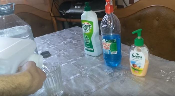 Отмеряем спирт. /Фото: youtube.com. Как сделать простую незамерзайку за копейки своими руками