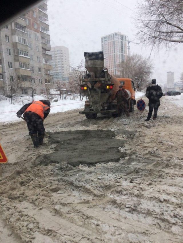 В Новосибирске ремонтируют снег В Новосибирске ремонтируют снег