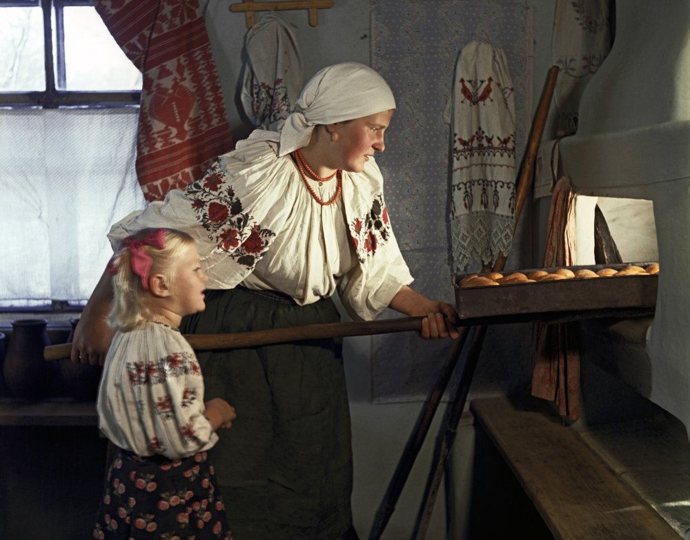 Пироги из печи. Совхоз имени Н.С. Хрущева. Украинская ССР. 1953 год. / РИА Новости "Печка-матушка, спрячь меня..." Изобретение наших предков пережило века