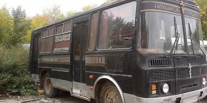 Омичей вместо автобусов по городу начали возить похоронные катафалки Омичей вместо автобусов по городу начали возить похоронные катафалки авто, автобус, омск, пассажир
