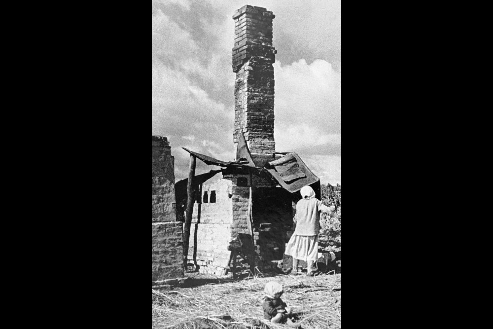 От сгоревшего дома осталась только печь. 1944 год. / РИА Новости "Печка-матушка, спрячь меня..." Изобретение наших предков пережило века