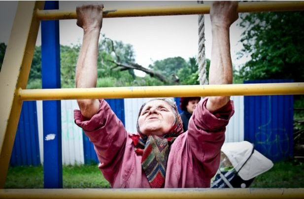 72-летняя старушка на спортивной площадке. У любителей воркаута челюсти отпали!