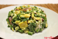 Салат с омлетом и черемшой