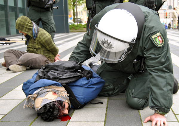 Задержание салафистов после беспорядков, последовавших за попыткой предотвращения демонстрации партии «За Северный Рейн-Вестфалию» в Золингеме, 29 апреля 2012 года. Фото: Melanie Dittmer / EPA / ИТАР-ТАСС