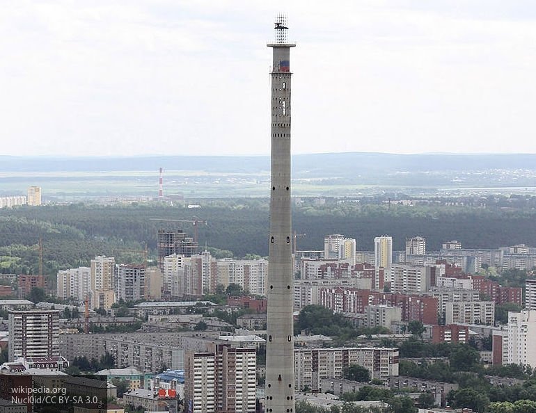 Рекламный щит упал на несовершеннолетних подростков в Екатеринбурге