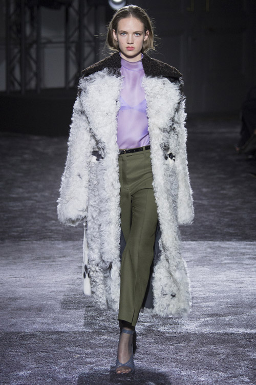 Модель в шубе от Nina Ricci - тенденции зима 2017