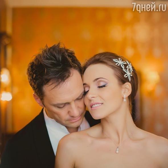 Особенный день: Анна Снаткина опубликовала романтическое фото с мужем