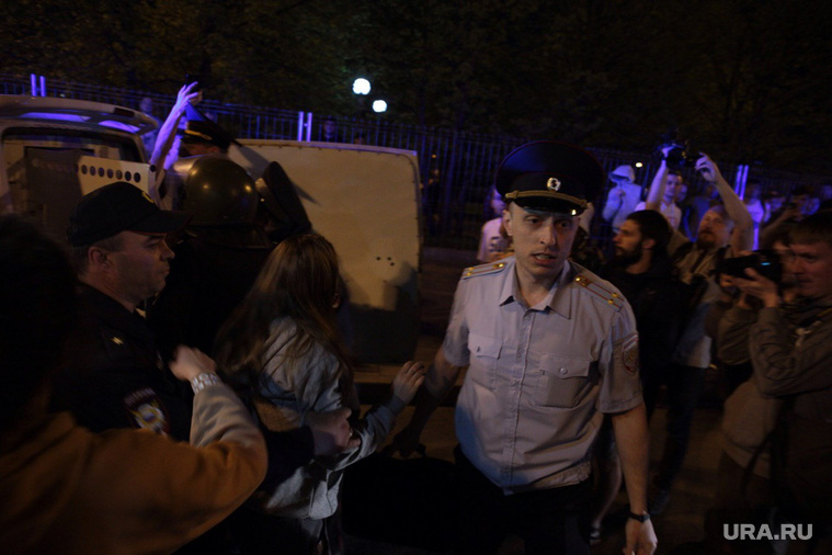 Протест против строительства храма святой Екатерины в сквере около драмтеатра. Екатеринбург