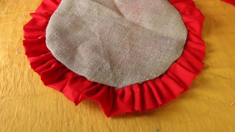 Красивейший коврик из мешковины и остатков ткани