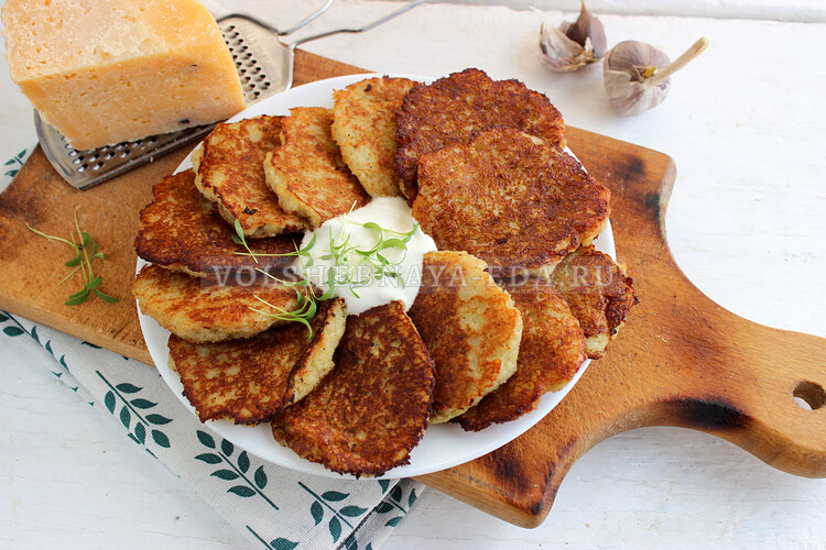 Драники с сыром и чесноком