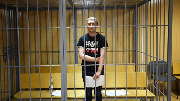 Журналист интернет-издания Медуза Иван Голунов, обвиняемый в незаконном обороте наркотиков, на заседании Никулинского суда города Москвы Журналист интернет-издания Медуза Иван Голунов, обвиняемый в незаконном обороте наркотиков, на заседании Никулинского суда города Москвы