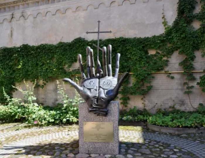 Памятник А.С. Пушкину, а также его прадеду Абраму Петровичу, установленный в Вильнюсе у Пятницкой церкви, где, по преданию, был крещен Ганнибал Памятник А.С. Пушкину, а также его прадеду Абраму Петровичу, установленный в Вильнюсе у Пятницкой церкви, где, по преданию, был крещен Ганнибал