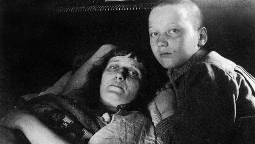 Ахматова с сыном Львом, 1920-е годы Почему Анна Ахматова столько времени проводила в постели?