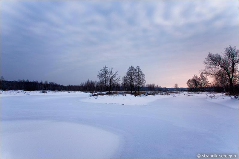 Далеко за городом зимним вечером