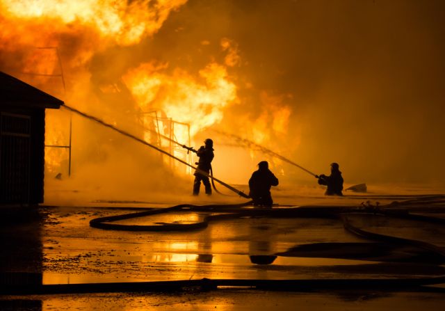 На строительной площадке одного из ЖК в Москве загорелось 18 построек