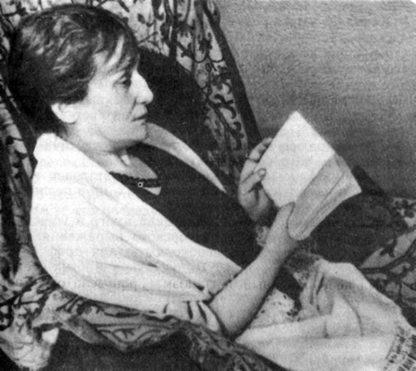 Анна Ахматова, 1930-е Почему Анна Ахматова столько времени проводила в постели?