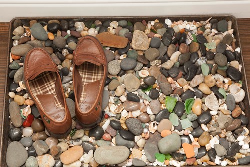 Как поступать с еще грязной обувью которую вы не бросаетесь мыть едва переступив порог дома?. Как организовать хранение обуви — идеи и варианты. Фото с сайта NewPix.ru