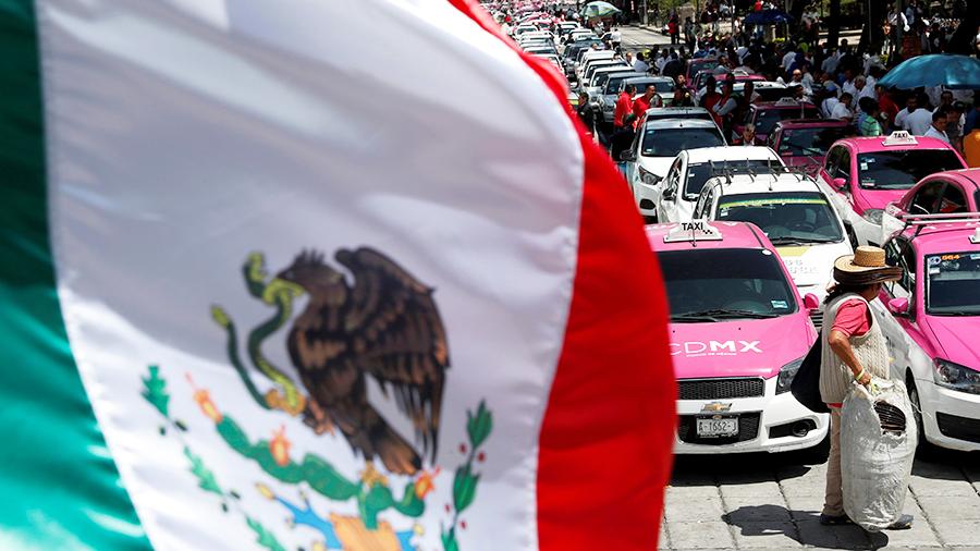 Бастующие таксисты блокировали терминал в аэропорту Мехико