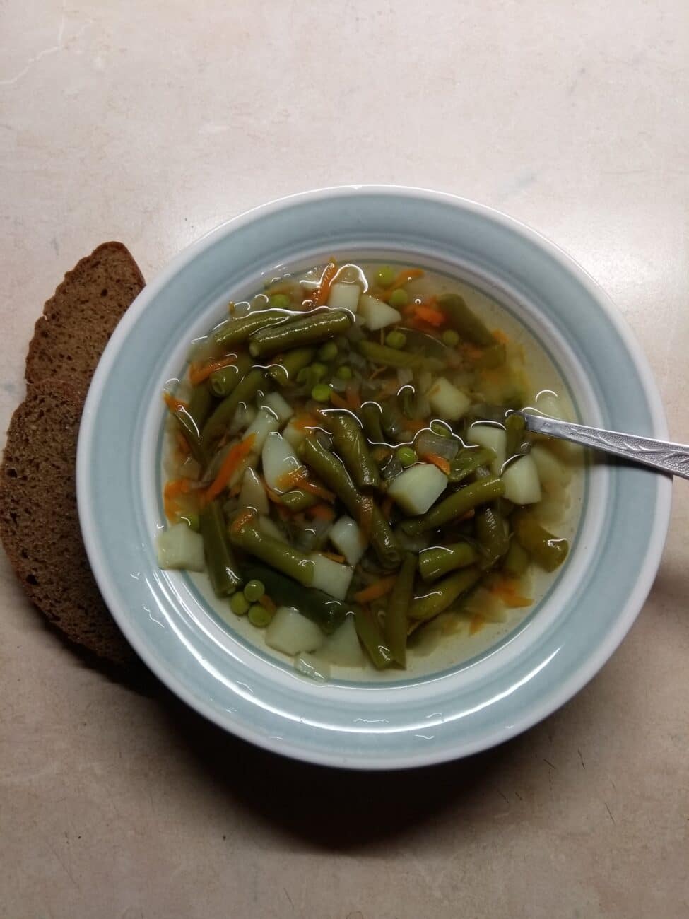 Овощной суп с зеленым горошком и стручковой фасолью